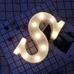 decoratieve lichtgevende letters met LED-verlichting, 11 LED-lampen, 2 AA-batterijen, schakelaar, hoogte 22 cm, witte kleur - Letter S - Afbeelding 2