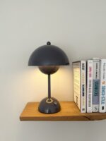 Tafellamp Louise – Grijs – Dimbaar, Draadloos & USB – Touch schakelaar – Oplaadbare Tafellamp – Tafellamp op Accu en Batterij – Bureaulamp – Tafellamp slaapkamer – Leeslamp – Nachtlampje – Tafellamp Binnen – Tafellamp voor Buiten – 30 CM - Afbeelding 4