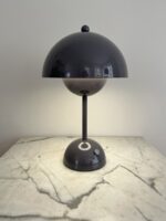 Tafellamp Louise – Grijs – Dimbaar, Draadloos & USB – Touch schakelaar – Oplaadbare Tafellamp – Tafellamp op Accu en Batterij – Bureaulamp – Tafellamp slaapkamer – Leeslamp – Nachtlampje – Tafellamp Binnen – Tafellamp voor Buiten – 30 CM