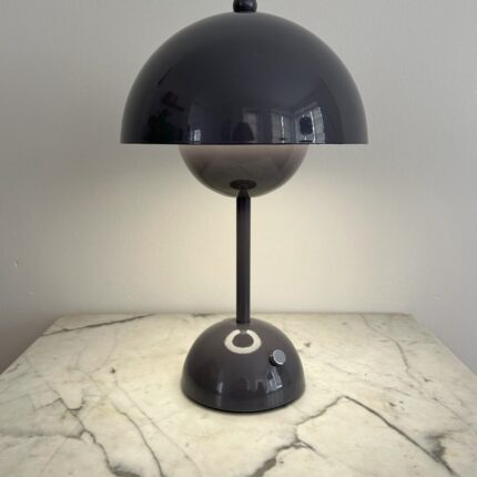 Tafellamp Louise – Grijs – Dimbaar, Draadloos & USB – Touch schakelaar – Oplaadbare Tafellamp – Tafellamp op Accu en Batterij – Bureaulamp – Tafellamp slaapkamer – Leeslamp – Nachtlampje – Tafellamp Binnen – Tafellamp voor Buiten – 30 CM